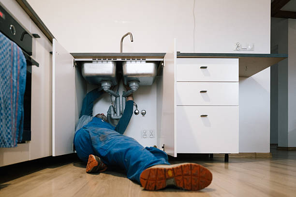 Professional Emergency Plumber technician working in Farmington, MS